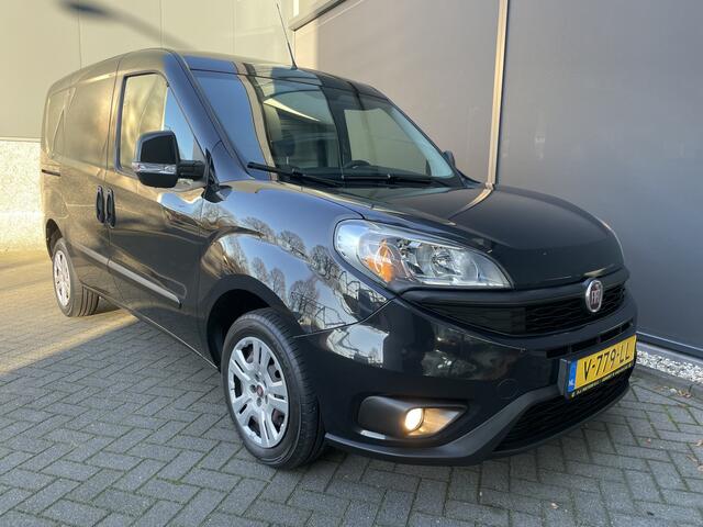Fiat DOBLO Cargo 1.6 MJ L1H1 SX Airco - Bluetooth - Parkeersensoren achter - Radio - Tussenschot volledig - Zijschuifdeur rechts - Stuur multifunctioneel - Mistlampen voor - Elektrische ramen voor