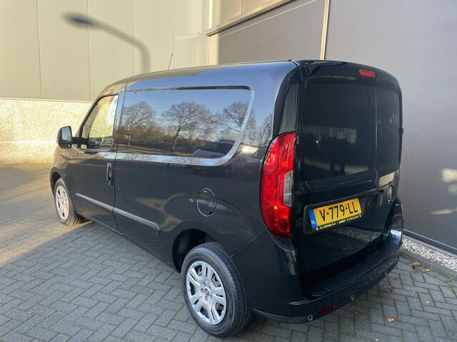 Fiat DOBLO Cargo 1.6 MJ L1H1 SX Airco - Bluetooth - Parkeersensoren achter - Radio - Tussenschot volledig - Zijschuifdeur rechts - Stuur multifunctioneel - Mistlampen voor - Elektrische ramen voor
