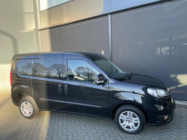 Fiat DOBLO Cargo 1.6 MJ L1H1 SX Airco - Bluetooth - Parkeersensoren achter - Radio - Tussenschot volledig - Zijschuifdeur rechts - Stuur multifunctioneel - Mistlampen voor - Elektrische ramen voor