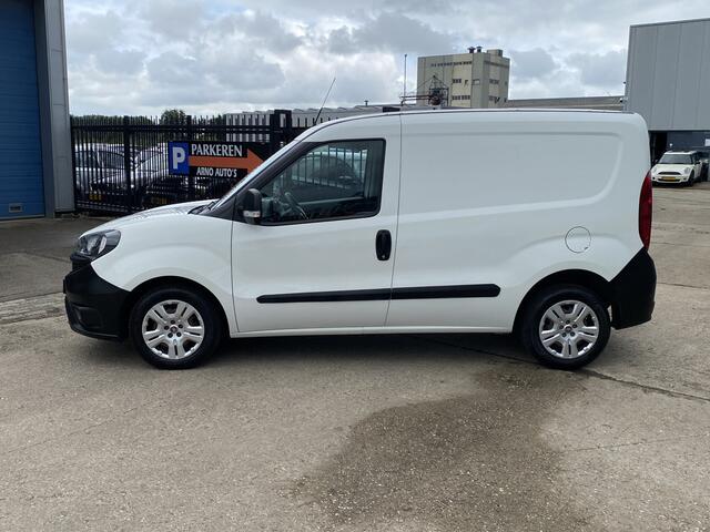 Fiat DOBLO Cargo 1.6 MJ EURO 6 L1H1 ECO JET, 6-BAK, 3-PEROONS, AIRCO, SCHUIFDEUR RECHTS, CRUISE CONTROL, PARKEERSENSOREN, NAVIGATIE-BLUETOOTH-RADIO-USB, ELEK-RAMEN, CENT-VERGRENDELING, KAST INRICHTING