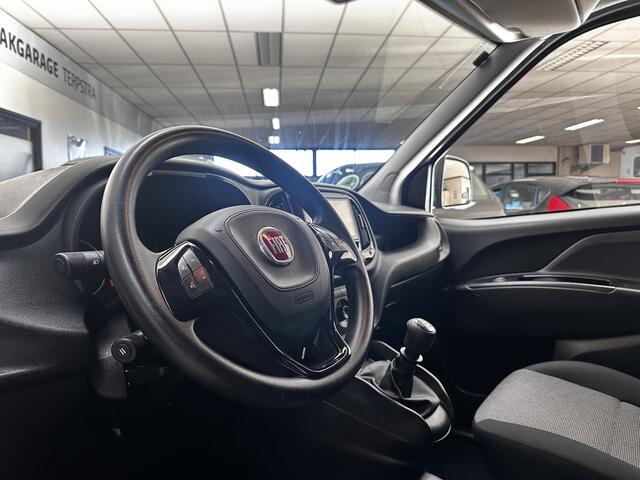 Fiat DOBLO Cargo 1.6 MJ L2H1 Maxi Pro Edition/ Zij-Schuifdeur Rechts/ Apple + Android/ Camera/ Airco/ Cruise/ Elek. pakket/ Bluetooth/ Armsteun/ Multi. LEDER. Stuur/ PDC/ Dagrijverl.