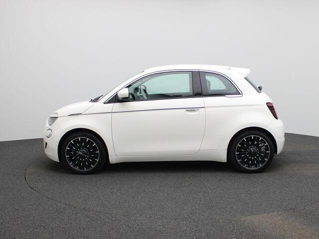 Fiat E-500 500e 42 kWh La Prima | Climate Control / ECC | Licht metalen velgen 17 inch | Cruise control | Navigatie | Lederen bekleding beige | Stoelverwarming | LED koplampen Park Distance Control voor en achter | Achteruitrijcamera \