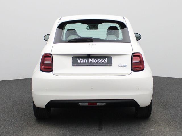 Fiat E-500 500e 42 kWh La Prima | Climate Control / ECC | Licht metalen velgen 17 inch | Cruise control | Navigatie | Lederen bekleding beige | Stoelverwarming | LED koplampen Park Distance Control voor en achter | Achteruitrijcamera \