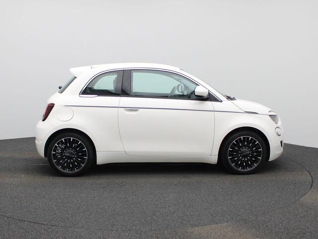 Fiat E-500 500e 42 kWh La Prima | Climate Control / ECC | Licht metalen velgen 17 inch | Cruise control | Navigatie | Lederen bekleding beige | Stoelverwarming | LED koplampen Park Distance Control voor en achter | Achteruitrijcamera \