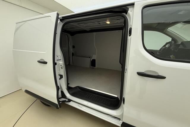 Fiat SCUDO 2.0 Diesel 145 L2 | Navigatie | Laadruimte betimmering | Camera | 3 Zitplaatsen | Cruise control | Mistlampen voor | Airco | Zijschuifdeur