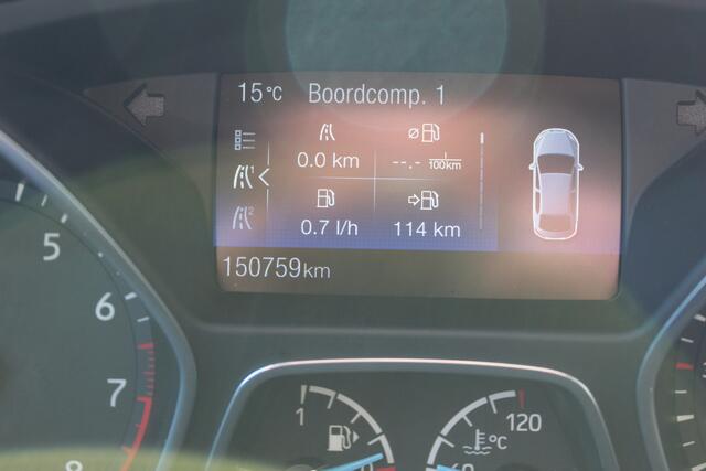 Ford C-MAX 1.0-125pk Titanium. Goed onderhouden hoogzitter ! Autm. airco dual, LM wielen, elektr. achterklep, cruise control, navigatie, telefoonvoorb., panoramadak, metallic lak, voorraamverwarming etc.