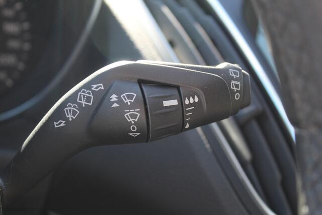 Ford C-MAX 1.0-125pk Titanium. Goed onderhouden hoogzitter ! Autm. airco dual, LM wielen, elektr. achterklep, cruise control, navigatie, telefoonvoorb., panoramadak, metallic lak, voorraamverwarming etc.