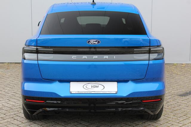 Ford CAPRI Premium Extended Range RWD 77 kWh. Fabrieksgarantie t/m 05-06-2029 ! Autm. airco, warmtepomp, side assist, adapt. cruise cntrl, camera v+a, stoel- en stuurwiel verw., lederen int., metallic lak, elektr. achterklep, navigatie, telefoonvoorb. etc