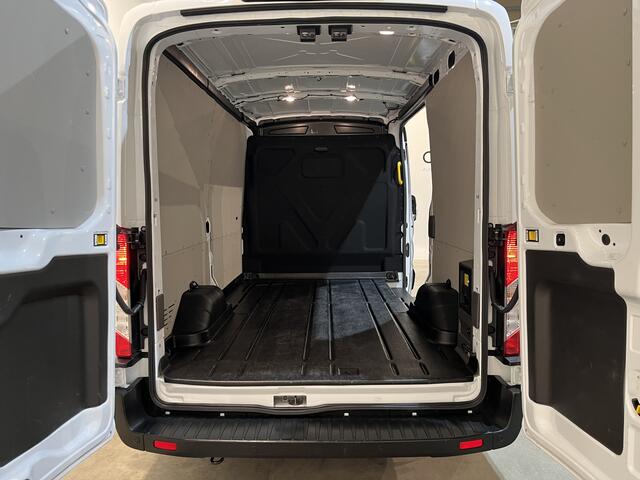 Ford E-Transit 350 L2H2 Trend 68 kWh 184 PK / 100% Elektrisch !! / Airco / Cruise Control / CarPlay / Camera / Navigatie / 3-Zits / 10.350 KM !!