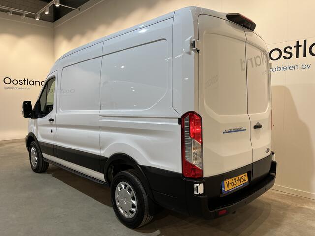 Ford E-Transit 350 L2H2 Trend 68 kWh / 100% Elektrisch !! / Airco / Cruise Control / CarPlay / Camera / Navigatie / 3-Zits / 12.200 KM !!