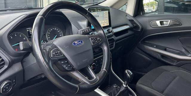 Ford ECOSPORT 1.0 EcoBoost Titanium 125PK | Dealeronderhouden | Nieuwe APK | Trekhaak | Parkeersensoren | Stoelverwarming | Stuurverwarming | Voorruitverwarming | Climate Control | Cruise Control | Navigatie | 2 Sleutels |