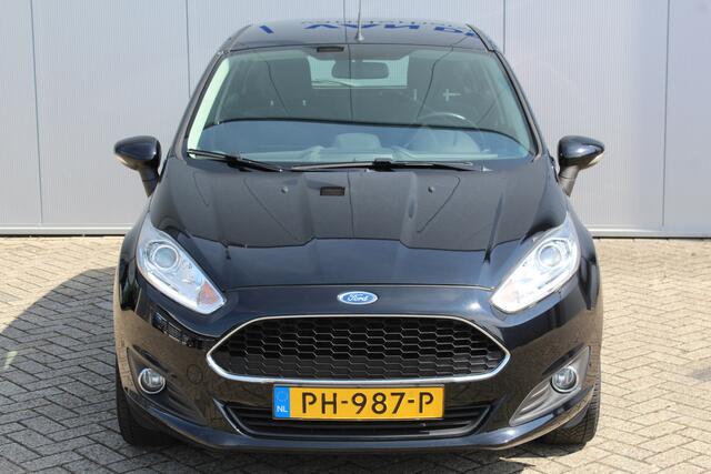Ford FIESTA 1.0-65pk Style Essential. Correct nette en goed onderhouden Ford Fiesta met weinig km's, gereed voor nog jaren rijplezier ! Airco, 5drs, LM wielen, navigatie, telefoonvoorb., cruise control, metallic lak etc.