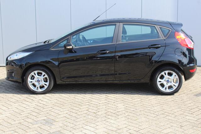 Ford FIESTA 1.0-65pk Style Essential. Correct nette en goed onderhouden Ford Fiesta met weinig km's, gereed voor nog jaren rijplezier ! Airco, 5drs, LM wielen, navigatie, telefoonvoorb., cruise control, metallic lak etc.