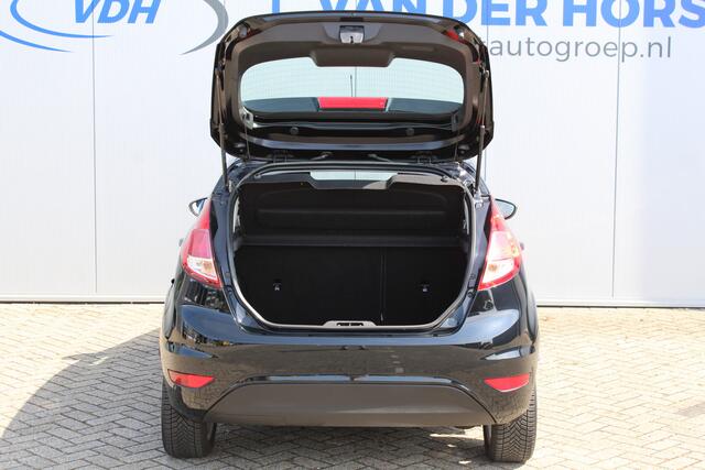 Ford FIESTA 1.0-65pk Style Essential. Correct nette en goed onderhouden Ford Fiesta met weinig km's, gereed voor nog jaren rijplezier ! Airco, 5drs, LM wielen, navigatie, telefoonvoorb., cruise control, metallic lak etc.