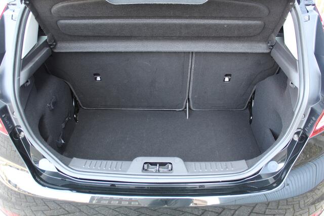 Ford FIESTA 1.0-65pk Style Essential. Correct nette en goed onderhouden Ford Fiesta met weinig km's, gereed voor nog jaren rijplezier ! Airco, 5drs, LM wielen, navigatie, telefoonvoorb., cruise control, metallic lak etc.