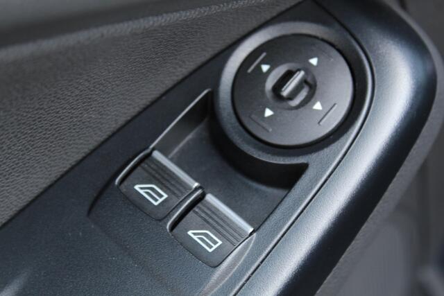 Ford FIESTA 1.0-65pk Style Essential. Correct nette en goed onderhouden Ford Fiesta met weinig km's, gereed voor nog jaren rijplezier ! Airco, 5drs, LM wielen, navigatie, telefoonvoorb., cruise control, metallic lak etc.