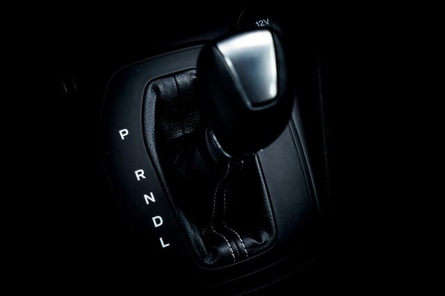 Ford FIESTA 1.0 125 pk EcoBoost Hybrid ST-Line X Automaat | 1 e eigenaar | 22DKM | | Clima | Pdc | Camera | Navi | LMV 17 Inch | Zwarte hemelbekleding |