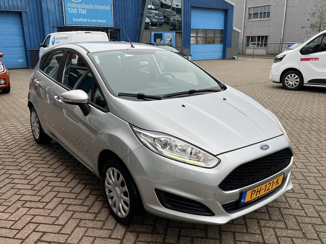 Ford FIESTA 1.0 Style Essential Zeer nette Nederlandse auto, incl. boekjes! Navigatie, Start/Stop systeem, airconditioning, centrale deurvergrendeling met afst.bediening, elektrische ramen