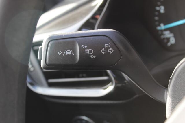 Ford FIESTA 1.1-71pk Trend 5drs. Erg nette Ford Fiesta voor nog jaren rijplezier ! Airco, parkeersensoren achter, navigatie, telefoonvoorb., DAB, inklapbare buitenspiegels etc.