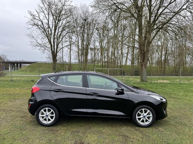 Ford FIESTA 1.0 EB Titanium | CLIMA | LED | CARPLAY NAVI | SENSOREN | DEALER OND. |