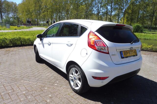 Ford FIESTA 100pk Titanium Airco Stoelverwarming Navigatie Sony-audio in nieuwstaat