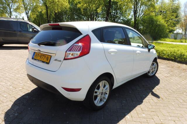 Ford FIESTA 100pk Titanium Airco Stoelverwarming Navigatie Sony-audio in nieuwstaat