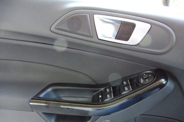 Ford FIESTA 100pk Titanium Airco Stoelverwarming Navigatie Sony-audio in nieuwstaat