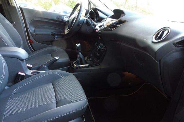 Ford FIESTA 100pk Titanium Airco Stoelverwarming Navigatie Sony-audio in nieuwstaat