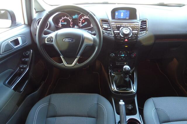 Ford FIESTA 100pk Titanium Airco Stoelverwarming Navigatie Sony-audio in nieuwstaat