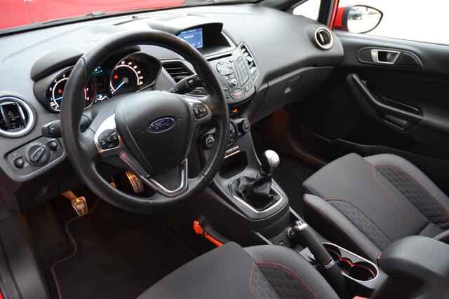 Ford FIESTA 1.0 EcoBoost ST Line 1e eigenaar | NL auto | trekhaak | uitmuntende staat!