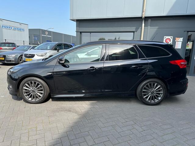 Ford FOCUS 1.5 Ecoboost ST-Line Navigatie, airco, trekhaak, Apple Carplay
