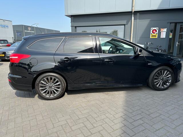 Ford FOCUS 1.5 Ecoboost ST-Line Navigatie, airco, trekhaak, Apple Carplay