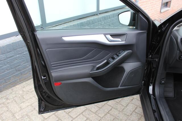 Ford FOCUS 1.0 EcoBoost Hybrid Titanium PDC, Camera, Navi/Carplay, Keyless.