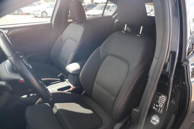 Ford FOCUS 1.5 EcoBlue ST Line Business Trekhaak Stuur & Stoelverwarming Adaptive Cruise Navigatie Carplay Android Parkeersensor