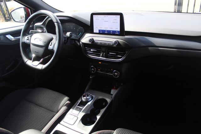 Ford FOCUS Wagon 1.5 EcoBoost ST Line Business Automaat B&O/Navigatie/Achteruitrijcamera/Parkeersensoren rondom/Apple carplay/Stoelverwarming/Stuurverwarming/Voorruitverwarming/Cruise control/Trekhaak/Climate control/Lane assist/18'' Lichtmetalen velgen.
