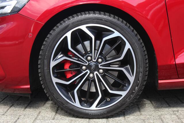 Ford FOCUS Wagon 1.5 EcoBoost ST Line Business Automaat B&O/Navigatie/Achteruitrijcamera/Parkeersensoren rondom/Apple carplay/Stoelverwarming/Stuurverwarming/Voorruitverwarming/Cruise control/Trekhaak/Climate control/Lane assist/18'' Lichtmetalen velgen.