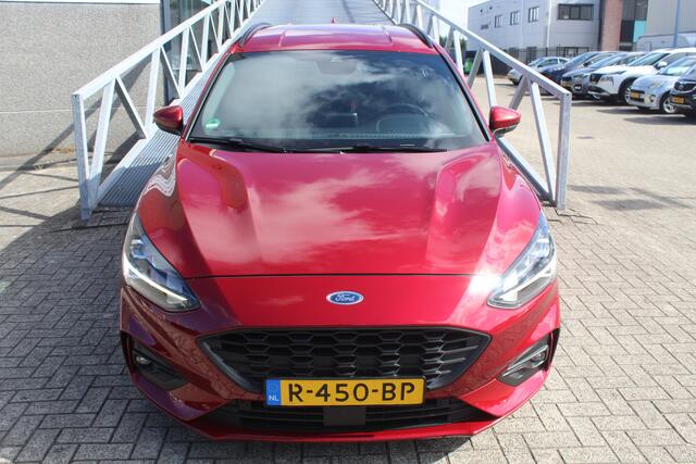 Ford FOCUS Wagon 1.5 EcoBoost ST Line Business Automaat B&O/Navigatie/Achteruitrijcamera/Parkeersensoren rondom/Apple carplay/Stoelverwarming/Stuurverwarming/Voorruitverwarming/Cruise control/Trekhaak/Climate control/Lane assist/18'' Lichtmetalen velgen.