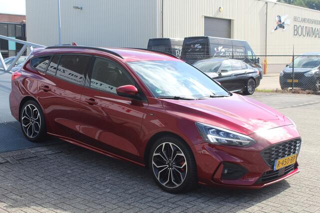 Ford FOCUS Wagon 1.5 EcoBoost ST Line Business Automaat B&O/Navigatie/Achteruitrijcamera/Parkeersensoren rondom/Apple carplay/Stoelverwarming/Stuurverwarming/Voorruitverwarming/Cruise control/Trekhaak/Climate control/Lane assist/18'' Lichtmetalen velgen.
