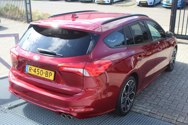 Ford FOCUS Wagon 1.5 EcoBoost ST Line Business Automaat B&O/Navigatie/Achteruitrijcamera/Parkeersensoren rondom/Apple carplay/Stoelverwarming/Stuurverwarming/Voorruitverwarming/Cruise control/Trekhaak/Climate control/Lane assist/18'' Lichtmetalen velgen.