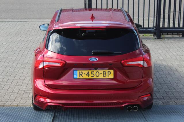 Ford FOCUS Wagon 1.5 EcoBoost ST Line Business Automaat B&O/Navigatie/Achteruitrijcamera/Parkeersensoren rondom/Apple carplay/Stoelverwarming/Stuurverwarming/Voorruitverwarming/Cruise control/Trekhaak/Climate control/Lane assist/18'' Lichtmetalen velgen.