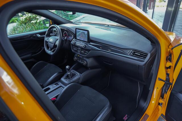 Ford FOCUS ST-3 2.3 280pk |sper diff|launch control|Maxton|head-up display|B&O|Apple Carplay|blind spot|parkeercamera|adaptive cruise control|19" lichtmetalen velgen|