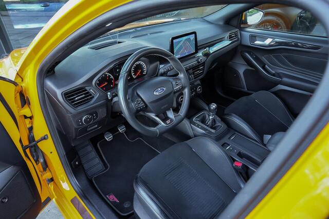Ford FOCUS ST-3 2.3 280pk |sper diff|launch control|Maxton|head-up display|B&O|Apple Carplay|blind spot|parkeercamera|adaptive cruise control|19" lichtmetalen velgen|