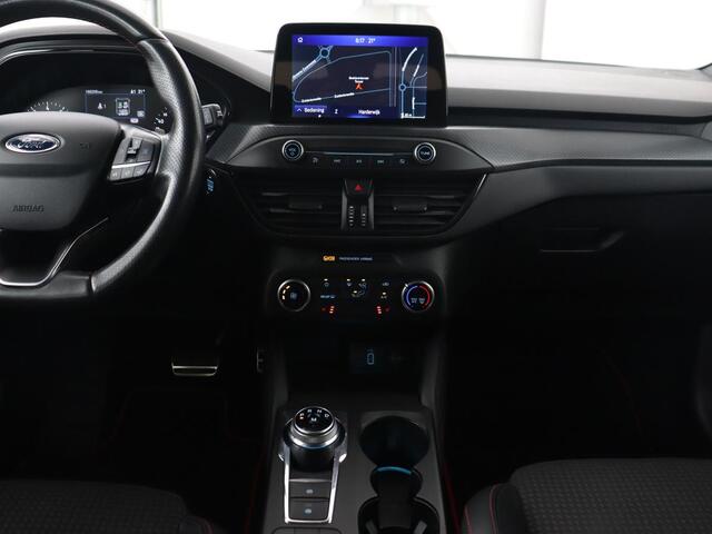 Ford FOCUS 1.5 EcoBoost ST Line | Stoelverwarming | Half leder | Camera | B&O Sound | Carplay | Park Assist | Navigatie | Dodehoek detectie | Cruise control | Navigatie