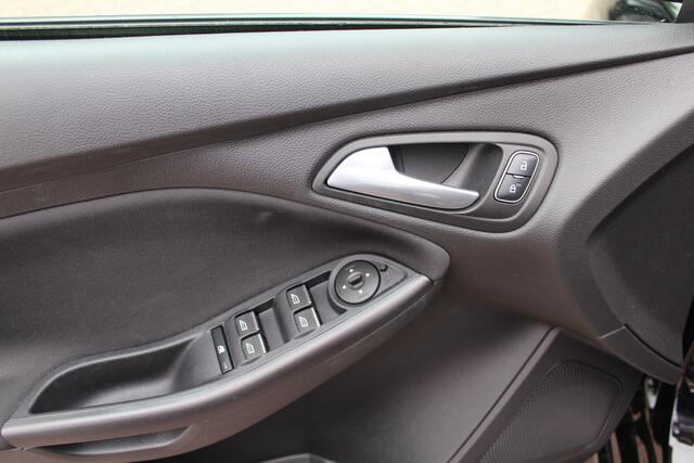 Ford FOCUS 1.0 ST-Line / Camera / Navigatie / Parkeerhulp achter / Cruise Control / Stoelverwarming