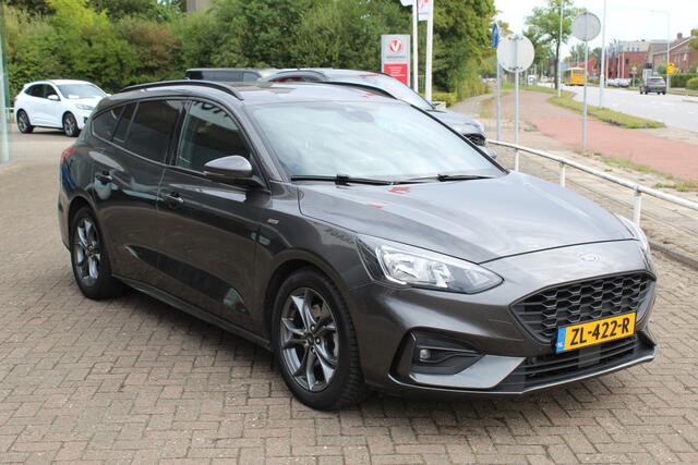 Ford FOCUS Wagon 1.0-125pk EcoBoost ST-Line AUTOMAAT ! Heel erg nette en goed onderhouden Ford Focus ST-Line wagon automaat. Volautm. airco dual, stoel-, stuur- en voorraamverw., camera, trekhaak, navigatie, telefoonvoorb., LM wln, cruise cntrl, skiluik etc., etc...