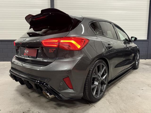 Ford FOCUS 2.3 ST-3 280PK Performance RECARO/B&O/MILLTEK/MAXTON/CARPLAY/HEAD-UP/CAMERA/KEYLESS/LED-ADAPTIVE/MAGNETIC-GRAU/UNIEKE AUTO
