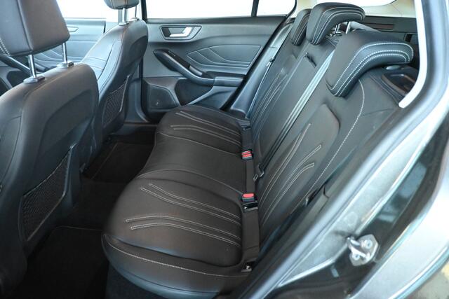 Ford FOCUS Wagon 1.5 EcoBoost Vignale Navigatie Stuur/Stoelverwarming Dealer Onderhouden! Inruil Mogelijk!