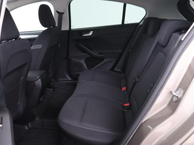 Ford FOCUS 1.0 EcoBoost Titanium | Trekhaak | Stoel & stuurverwarming | Carplay | Navigatie | Climate control | Keyless | Cruise control | Parkeerhulp | Bluetooth