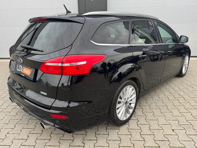 Ford FOCUS 1.5 Titanium / Automaat / Camera / Stuur en stoelverwarming / Cruise control.