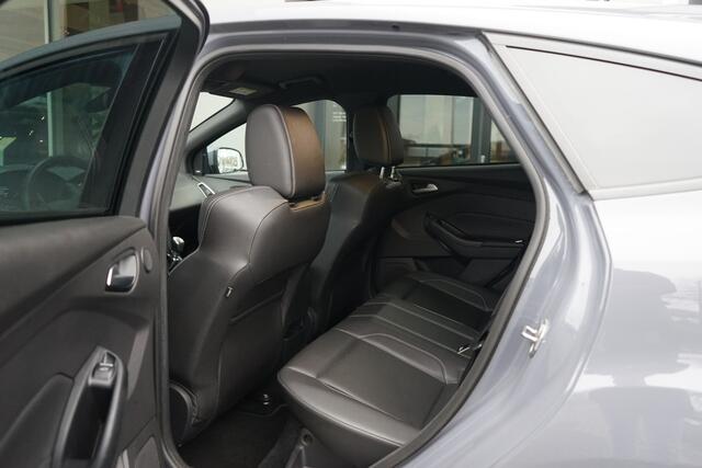 Ford FOCUS 2.0 ST | Voorstoelen verwarmd | Keyless entry | Cruise control | RS velgen |